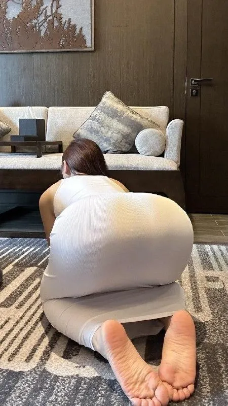 陈大小姐 – 白色包臀裙后冲系列【41P】